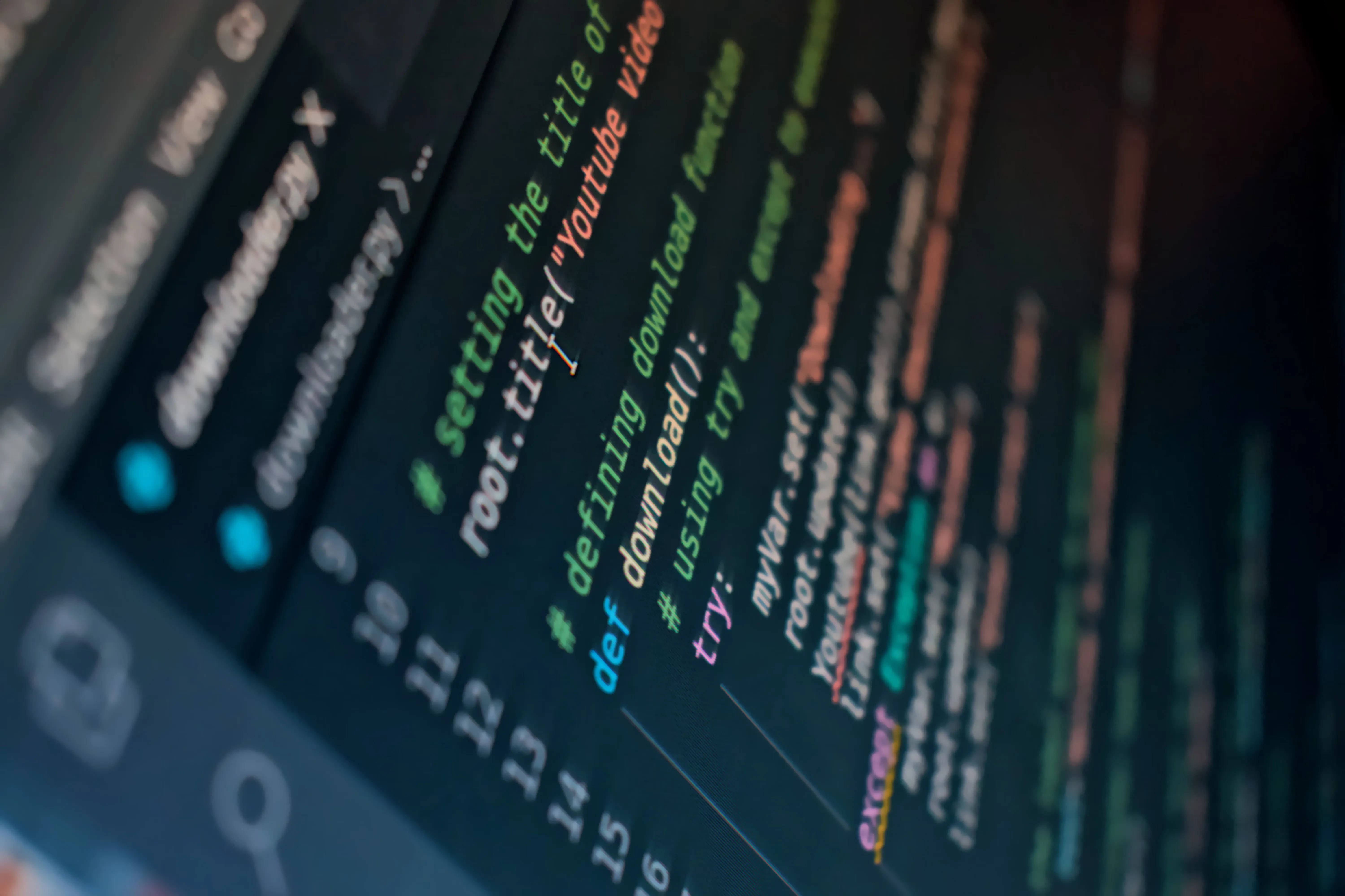 Editor de código en pantalla durante el desarrollo de un sistema a la medida