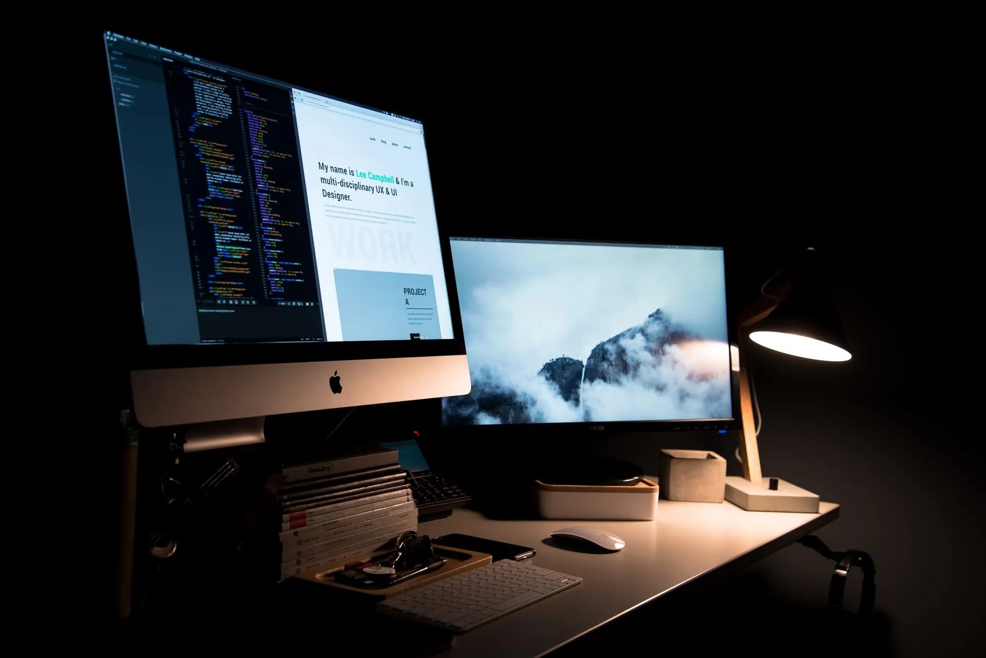 Escritorio de trabajo con dos pantallas mostrando el desarrollo de un sitio web