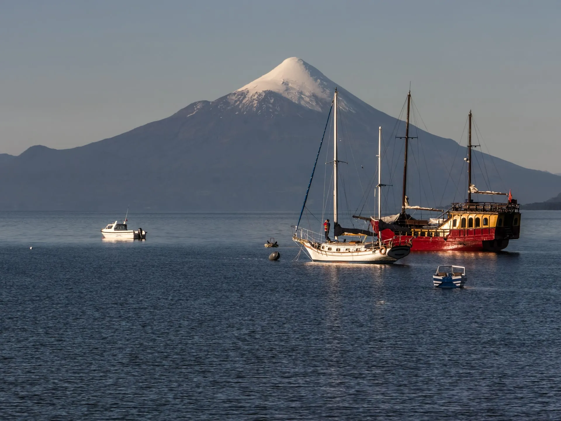 Costanera de Puerto Varas frente al lago Llanquihue, con el volcán Osorno al fondo